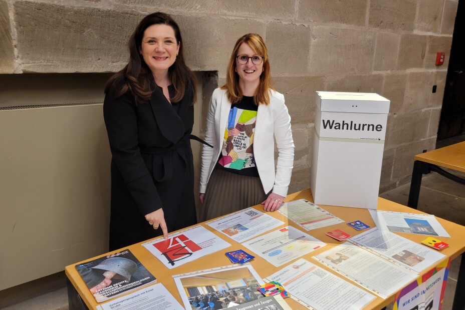 Schulreferentin Cornelia Trinkl am Infostand der B4, Bild © Berufliche Schule 4 / Stadt Nürnberg