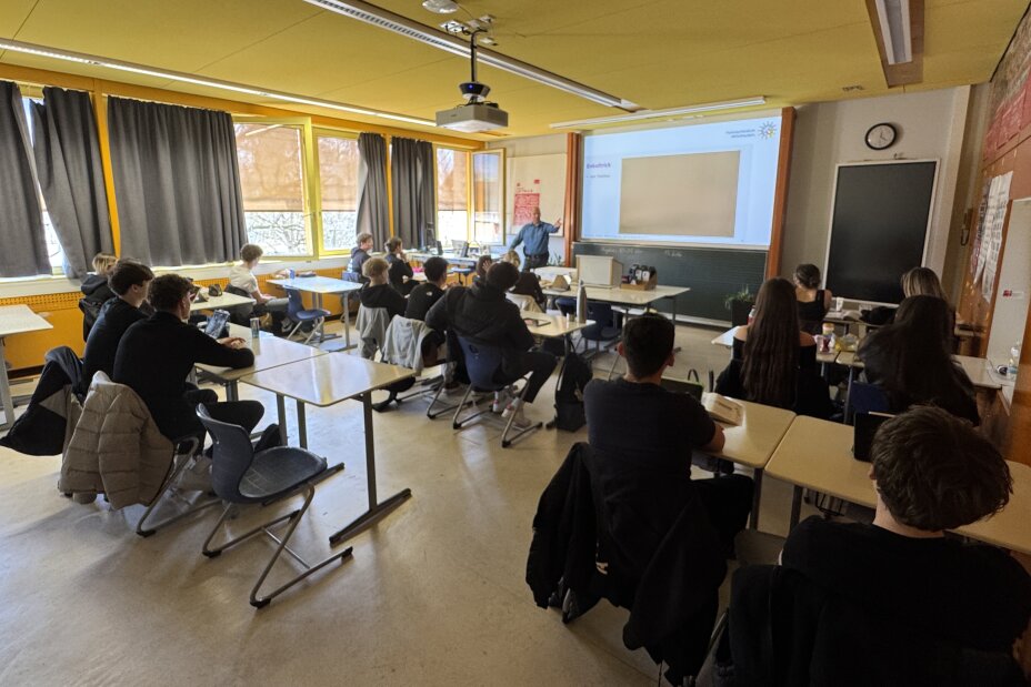 Schülerinnen und Schüler aus dem Berufsbereich Kreditwirtschaft folgen dem Vortrag der Kriminalpolizei, Bild © Berufliche Schule 4 / Stadt Nürnberg