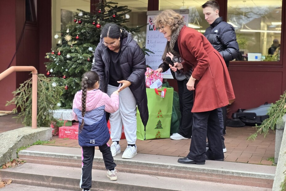 Geschenkeübergabe I, Bild © Berufliche Schule 4 / Stadt Nürnberg