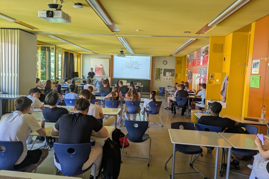 Schülerinnen und Schüler im Klassenzimmer lauschen dem Vortrag, Bild © Berufliche Schule 4 / Stadt Nürnberg