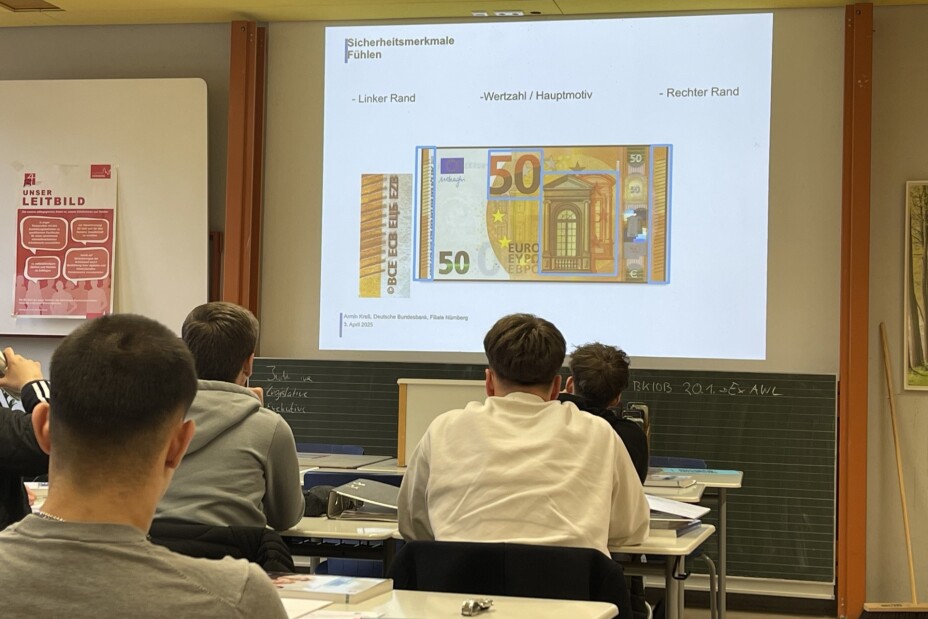 Bild © Berufliche Schule 4 / Stadt Nürnberg Schüler folgen dem Vortrag der Bundesbank, Bild © Berufliche Schule 4 / Stadt Nürnberg