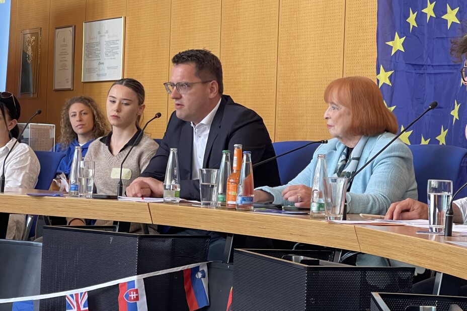 Politiker und Schülerinnen im Großen Sitzungssaal, Bild © Berufliche Schule 4 / Stadt Nürnberg