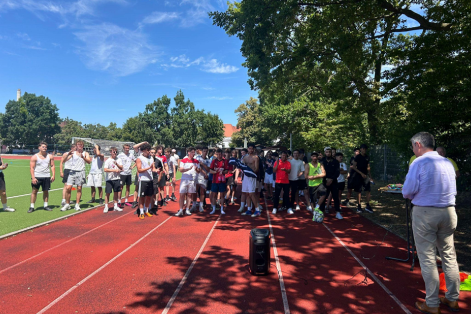 Spieler mit Schulleiter am Spielfeldrand, Bild © Berufliche Schule 4 / Stadt Nürnberg