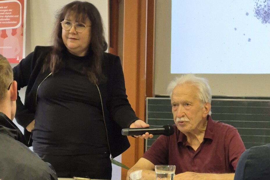 Herr Grube beantwortet die Fragen der Schülerinnen und Schüler, Bild © Berufliche Schule 4 / Stadt Nürnberg