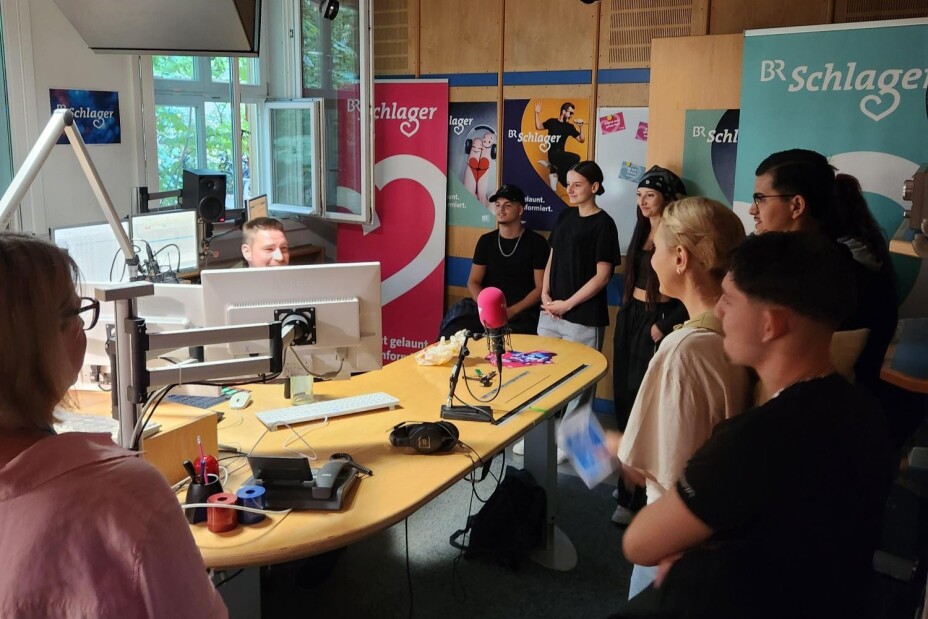 Schülerinnen und Schüler im Aufnahmebereich, Bild © Berufliche Schule 4 / Stadt Nürnberg