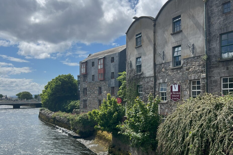 Häuser aneinandergereiht an einem Fluss, Bild © Berufliche Schule 4 / Stadt Nürnberg
