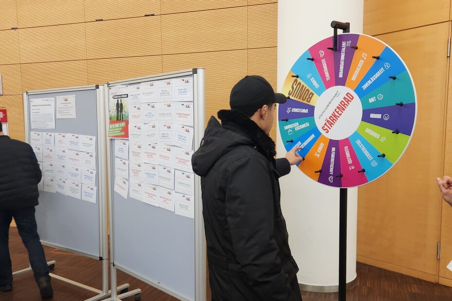 Schüler dreht an einem Glücksrad, Bild © Berufliche Schule 4 / Stadt Nürnberg