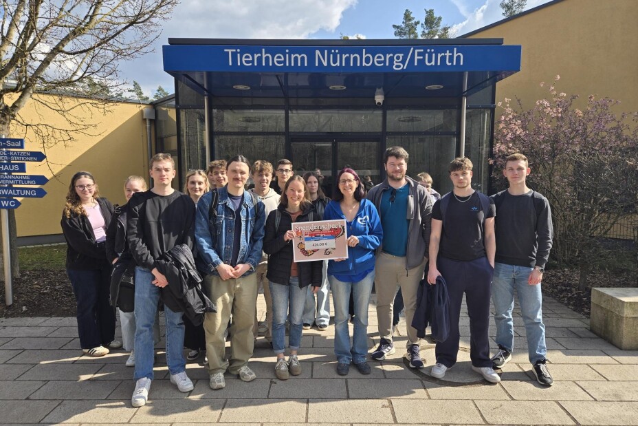Spendenübergabe vor dem Tierheim Nürnberg, Bild © Berufliche Schule 4 / Stadt Nürnberg