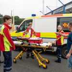 Pflicht bei Veranstaltungen: ein Rettungswagen. Dirk Bierholz weist den jungen Helferinnen und Helfern einen Standplatz zu.