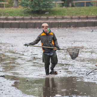 Die Helfer laufen das verbliebene Rinnsal ab