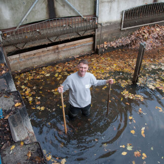 Klaus Kleinschroth steht im Großen Dutzendteich