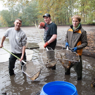 Klaus Kleinschroth, Wasserbau-Azubi Rafael Segerer und sein Lehr