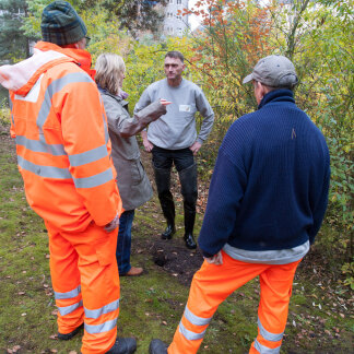 Anschließend beraten die Fachleute, wie das Ufer ausgebessert w