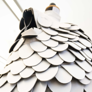 Aus den einzelnen Stoffelementen entsteht nach und nach das Storchkostüm für das Schauspiel „Kurz & Nackig“ am Staatstheater Nürnberg.