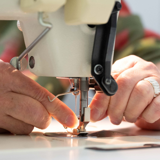 Gunther Bickel bei der Arbeit an einem Kostümteil. Viele Nähte entstehen zunächst von Hand, bevor sie endgültig verarbeitet werden.