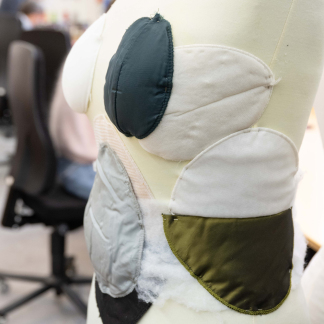 Eine Schneiderpuppe, angepasst mit Polstern und Patches. Sie hilft dabei, die Körpermaße der Darstellerinnen und Darsteller möglichst genau nachzubilden.