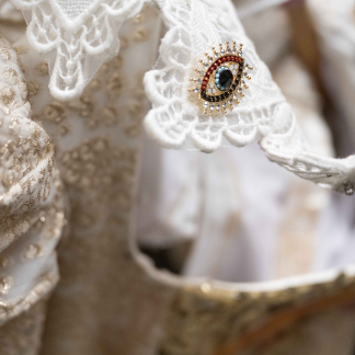 Applikationen, Stofflagen und Verzierungen werden in vielen einzelnen Arbeitsschritten gefertigt.