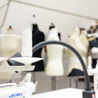 Zwischen Nähmaschinen, Stoffen und Schneiderpuppen entstehen in der Damenschneiderei des Staatstheater Nürnberg die Kostüme für Oper, Schauspiel und Ballett.