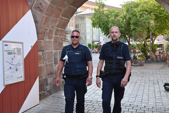 Die ADN-Kollegen Christian Wais und Alexander Wurmstein sorgen für Sicherheit in der Stadt.