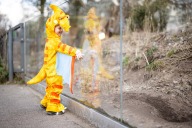 Bild An Fasching sind Kinder wieder eingeladen, sich für ihren Besuch im Tiergarten der Stadt Nürnberg als Tier zu verkleiden: Alle Gäste bis einschließlich 13 Jahre, die im Tierkostüm kommen, erhalten am Rosenmontag und Faschingsdienstag, 16. und 17. Februar 2026, freien Eintritt. An beiden Tagen wird es auch wieder einen kostenlosen Fahrdienst zum Klimawaldpfad für Menschen mit Behinderung und Menschen mit Hilfebedarf geben.