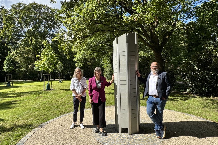 Am Dienstag, 1. September 2026, haben (v. l. n. r.) Angela Lachmann, die Leitung der Abteilung 3 Friedhöfe, Bestattungsbetrieb, Krematorium, Gärtnerei der Friedhofsverwaltung, Britta Walthelm, Referentin für Umwelt und Gesundheit, und Armin Hoffmann, Leiter der Friedhofsverwaltung, die neue Grabanlage für Baumbestattungen am Nürnberger Westfriedhof eröffnet.