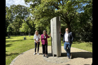 Bild Am Dienstag, 1. September 2026, haben (v. l. n. r.) Angela Lachmann von der Friedhofsverwaltung – Leitung Abteilung Friedhöfe, Bestattungsbetrieb, Krematorium, Gärtnerei, Britta Walthelm, Referentin für Umwelt und Gesundheit, und Armin Hoffmann, Leiter der Friedhofsverwaltung, die neue Grabanlage für Baumbestattungen am Nürnberger Westfriedhof eröffnet.
