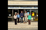 Bild Besuch an der Friedrich-Staedtler-Schule Nürnberg; v. l.: Cornelia Trinkl (Bildungsreferentin), Lisa Kaiser (Schulleitung), Thomas Reichert (Fachlicher Leiter des Staatlichen Schulamts in der Stadt Nürnberg), Marcus König (Oberbürgermeister) und Elke Duus (Konrektorin).
