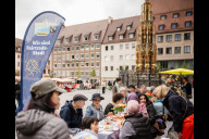 Bild „Faires Frühstück“ am 11. Mai 2026 auf dem Hauptmarkt. Alle Interessierten waren eingeladen, sich beim Probieren fairer Produkte über den fairen Handel auszutauschen. Vor Ort waren die Ansprechpersonen des Referats für Umwelt und Gesundheit und viele Engagierte der Steuerungsgruppe Fairtrade.