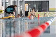 Bild Erfolgreiche Teilnehmerinnen und Teilnehmer der Sommerferien-Schwimmkurse 2025 der Stadt Nürnberg nach bestandener Seepferdchen-Prüfung im Langwasserbad.