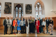 Bild Gruppenfoto mit den Partnern der Stiftungsinitiative Nürnberg, der Stiftungspreisträgerin 2026 Dr. Anke Jung (7. von rechts) und Michael Jung vom Bundesverband Deutscher Stiftungen (8. von rechts).