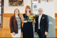 Bild Preisverleihung des Nürnberger Stiftungspreises 2026 mit Elisabeth Ries (Referentin für Jugend, Familie, Senioren und Soziales der Stadt Nürnberg), Dr. Anke Jung (Stiftungspreisträgerin 2026) und Thorsten Brehm (Referent für Finanzen und IT der Stadt Nürnberg).