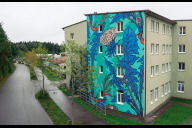 Bild Das Mural an einem Haus der Jugendsiedlung Traunreut wurde vom Künstlerduo ATE Crew aus Nürnberg und Würzburg gestaltet.