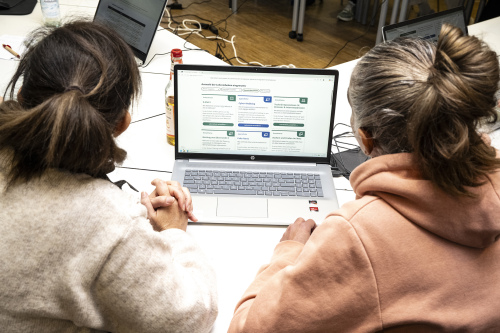 Digi IQ 2 Frauen blicken auf einen Laptop