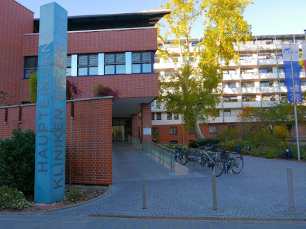 Das Bild zeigt den Eingang von der Erler-Klinik in Nürnberg.