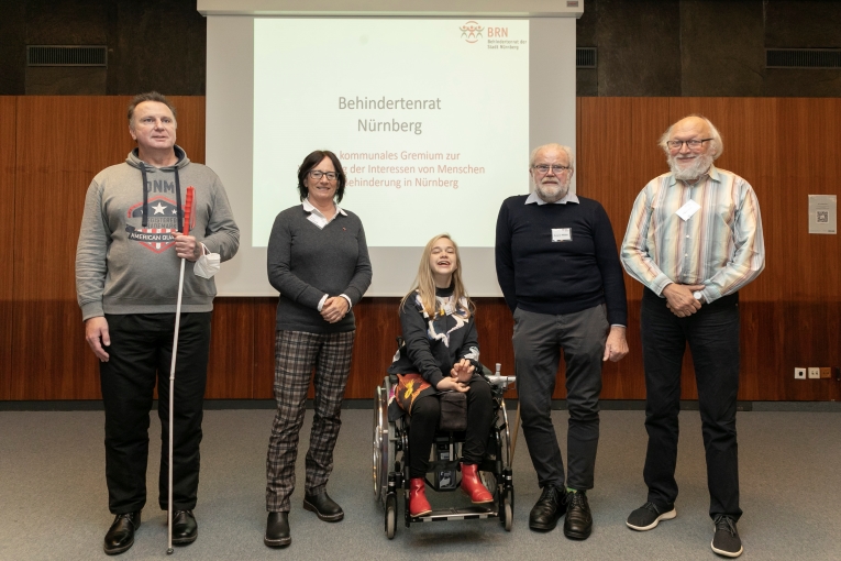 Das Bild zeigt den Vorstand vom Behinderten·rat Nürnberg. Auf dem Bild sind 5 Personen.