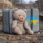 Teddy mit Koffer Symbolisch auf der Flucht