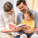 Eltern lesen ein Buch mit ihrer Tochter