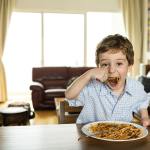 Junge-isst-spaghetti