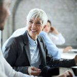 Ältere Frau in der Arbeit