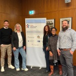 Die Mitglieder der IfP Tagung stehen um ein Banner