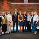 Bündnisleiterin Nicole Hummel steht mit Vertreterinnen anderer Bündnis und Michael Brand MdB, Staatssekretär im Bundesfamilienministerium zusammen