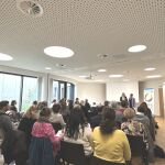 Eine Gruppe Menschen hört den Referentinnen zu