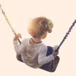 Kind auf einer Schaukel