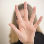 Ausgestreckte Hand als Zeichen gegen Gewalt