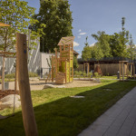 Auf dem Bild sieht man den Garten der jüdischen Kita in dem ein Klettergerüst steht.