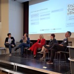 Melanie Huml, Verena Osgyan, Elisabeth Ries und weiter sitzen bei der Podiumsdiskussion auf der Bühne