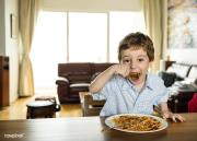 Junge-isst-spaghetti