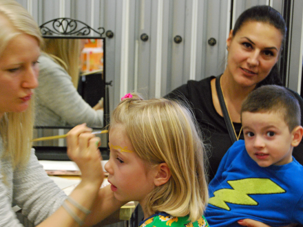 Foto von 2 Kindern und 2 Frauen beim Kinder·schminken., Bild © Ohne Bildnachweis