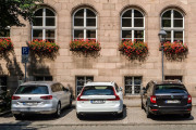 Parkende Autos vor einem Gebäude