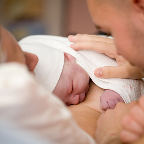 Geburt im Ausland © AdobeStock